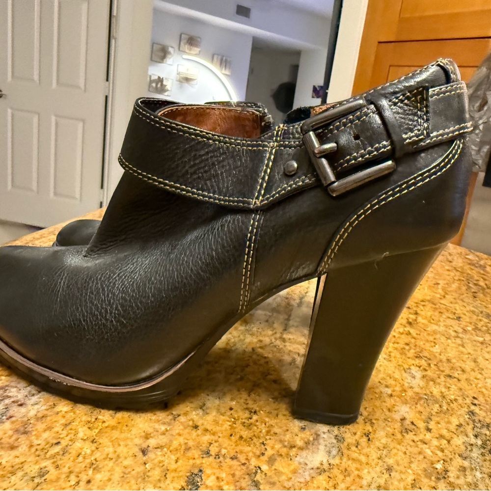 Sofft Black Leather Heeled Shoes with Buckle